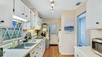 KylskÄp, mikrovÄgsugn, ugn och spishÀll