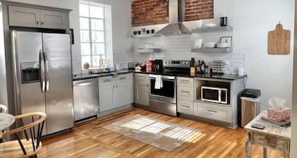 Lovely Historic downtown 2 BR