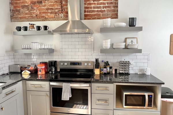 Mikrovågsugn, ugn, spishäll och diskmaskin