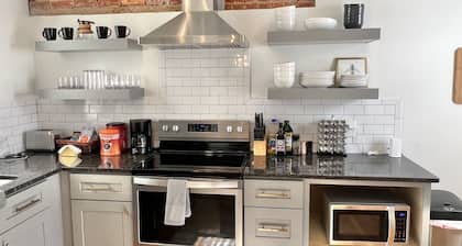 Lovely Historic downtown 2 BR
