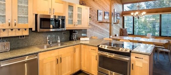 Updated 5 Bedroom 3 bathroom townhome Slopeside at 1849 Condos 671 sleeps 10