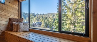 Updated 5 Bedroom 3 bathroom townhome Slopeside at 1849 Condos 671 sleeps 10