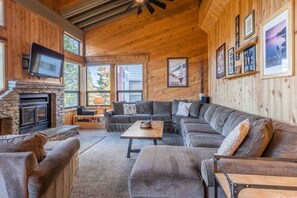 Televisión, chimenea, videojuegos y tenis de mesa