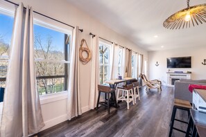 Smart TV, fireplace, table tennis, books - Entertainment in Abundance, Putting Green, Games, Kayaks, No-wake Covered Dock! (Speedwell)