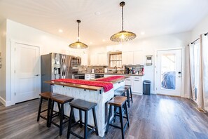 Fridge, microwave, oven, stovetop - Entertainment in Abundance, Putting Green, Games, Kayaks, No-wake Covered Dock! (Speedwell)