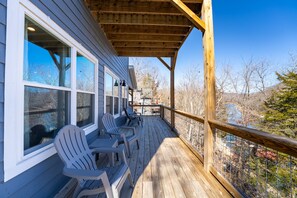 Terrace/patio - Entertainment in Abundance, Putting Green, Games, Kayaks, No-wake Covered Dock! (Speedwell)