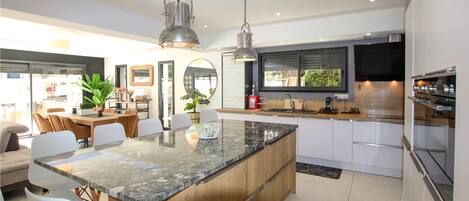 Fridge, oven, stovetop, dishwasher