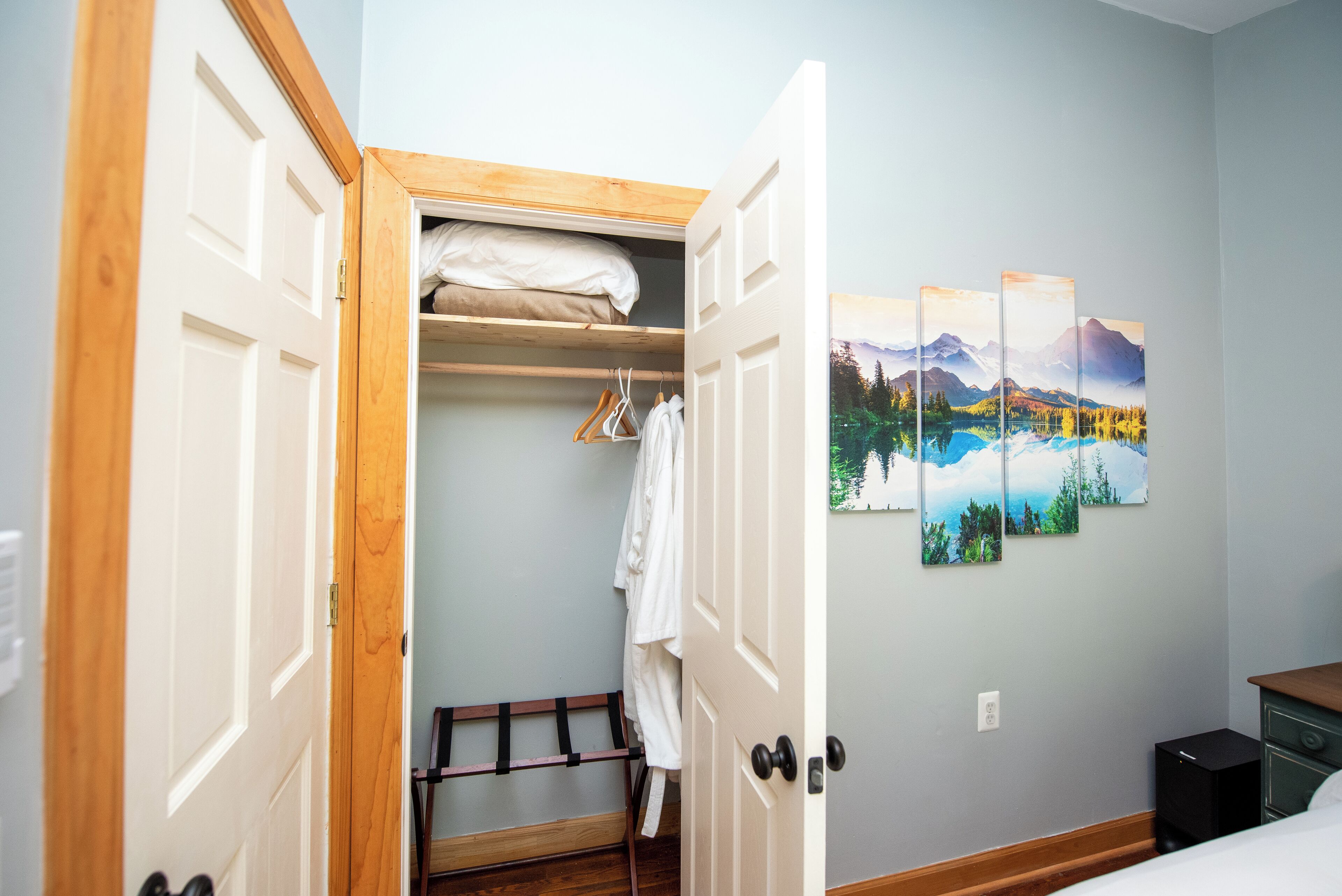 2 bedrooms, desk, iron/ironing board, travel crib