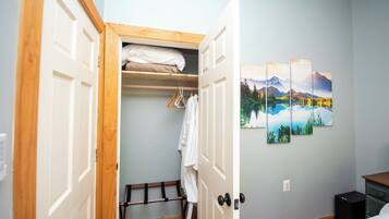 2 bedrooms, desk, iron/ironing board, travel crib