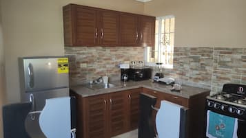 Frigorifero, microonde, forno, piano cottura