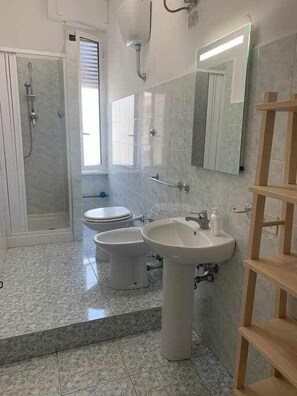 Sèche-cheveux, serviettes fournies