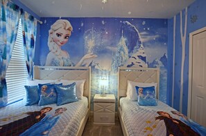 6 bedrooms, desk, iron/ironing board, travel crib