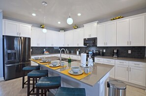 Fridge, microwave, oven, stovetop - Amazing 6-Bedroom Disney Villa with Private Pool at Storey Lake Resort (Kissimmee)