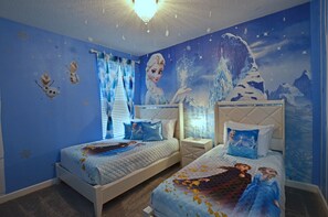6 bedrooms, desk, iron/ironing board, travel crib
