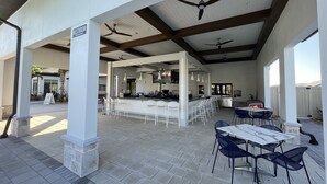Un espace extérieur aménagé en terrasse, avec un bar et des sièges.