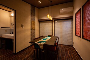 Deluxe House | Living area | 32-inch TV with digital channels - TSUDOYA Sannou (Osaka)