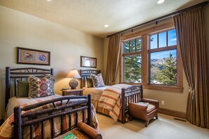 5 bedrooms, iron/ironing board, travel cot, free WiFi - Gorgeous 5 bedroom home designed with your comfort in mind. (Park City)