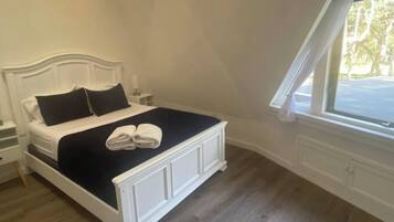 4 bedrooms, desk, free WiFi, bed sheets