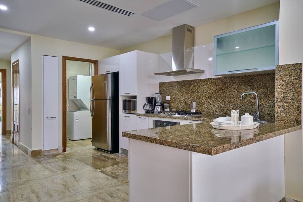 Frigorífico, microondas, horno y placa de cocina