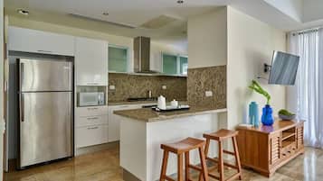 Kühlschrank, Mikrowelle, Ofen, Herdplatte