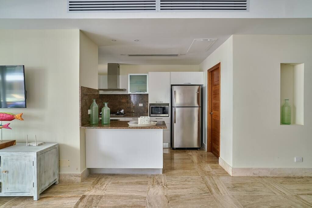 Refrigerador, microondas, horno y parrilla de estufa 