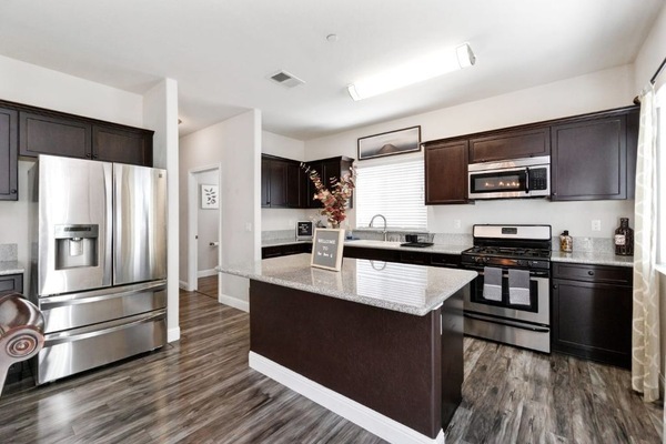 Frigorífic, forn, placa de cuina i tovallons de paper