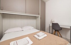 6 bedrooms, travel cot, free WiFi, bed sheets