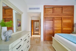 2 habitaciones, tabla de planchar con plancha, cuna de viaje y wifi 
