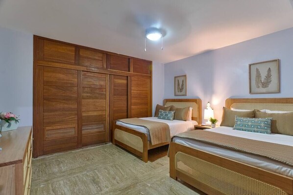 2 habitaciones, tabla de planchar con plancha, cuna de viaje y wifi 