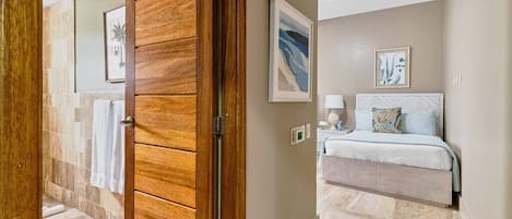 2 habitaciones, tabla de planchar con plancha, cuna de viaje y wifi