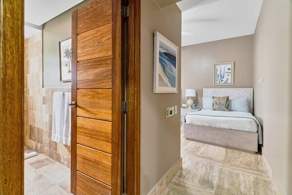 2 habitaciones, tabla de planchar con plancha, cuna de viaje y wifi 