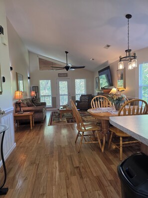 Smart-TV, peis, DVD-spiller og stereoanlegg