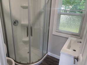 Dusche, Handtücher, Seife, Toilettenpapier