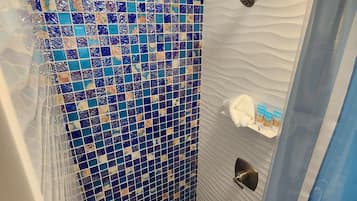 Douche, sĂšche-cheveux, serviettes fournies, savon