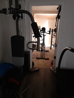 Fitness facility - Six miles from Cardinal's stadium . In home gym. (Sun City)