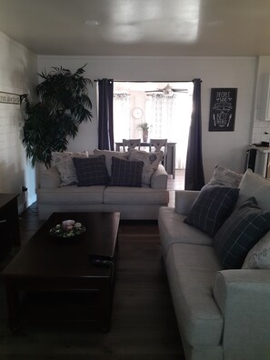 TV - Six miles from Cardinal's stadium . In home gym. (Sun City)