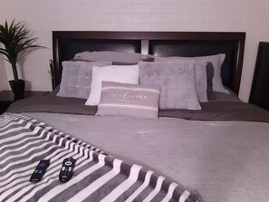 2 bedrooms, WiFi - Six miles from Cardinal's stadium . In home gym. (Sun City)