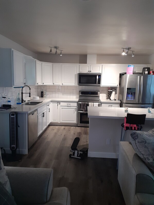 Private kitchen - Six miles from Cardinal's stadium . In home gym. (Sun City)