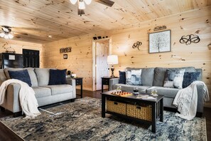 Smart TV, fireplace - Heavenly Daze!!! Mountain Getaway!! (Cosby)