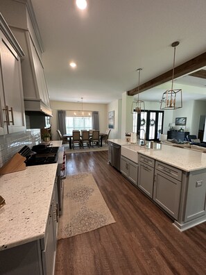 Fridge, microwave, oven, stovetop - Masters Tournament 6bed New Home on 40 acres private gated. 8miles from ANGC. (North Augusta)