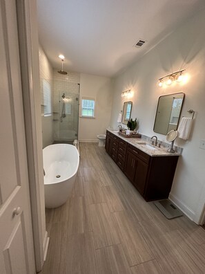 Combined shower/bathtub, hair dryer, bidet, towels