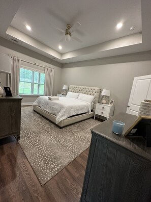 6 bedrooms, desk, iron/ironing board, travel cot