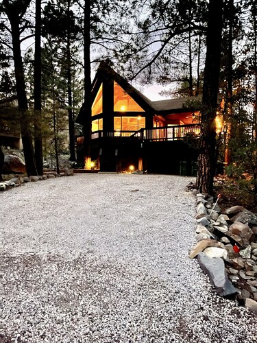 Retreat in the pines. Cozy Chalet w/ large covered deck.