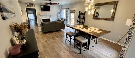 Smart-TV, Kamin, Tischfußball