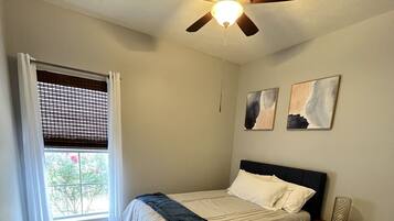 3 bedrooms, desk, free WiFi, bed sheets