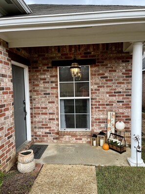 Exterior detail - Hospitable Reservoir home w/King Bed near Shaggy’s (Brandon)