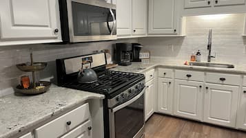 Fridge, microwave, stovetop, dishwasher