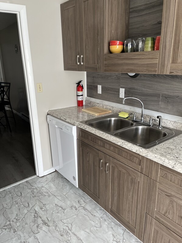 Private kitchen - 498 D Terry Ave. Traveling Nurses Welcome! (Oak Hill)