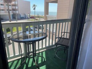 Outdoor dining - Beachfront condo with spectacular view (Corpus Christi)