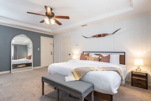 4 bedrooms, desk, iron/ironing board, travel crib - Pool table, BBQ, pool table, fire pit, nearby golf courses (Carrollton)